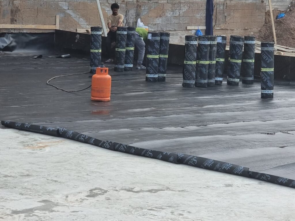 بناء ملاحق جدة – ملاحق سكنية، خارجية، سطح، حوش، وملاحق ساندوتش بانل